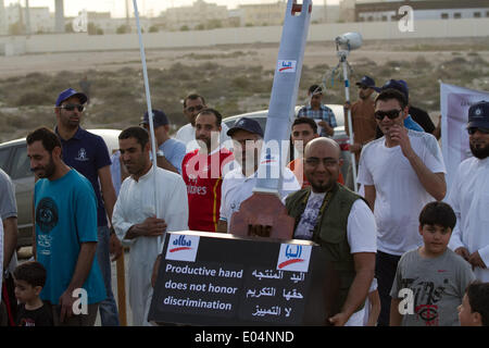 Isa Town, à Bahreïn. 1er mai 2014. Des démonstrations par des sociétés politiques et syndicats qui pro-govenrmnet a exigé d'obtenir les droits du travail avec élever le Roi Hamad Bin Isa AlKhalifa photos et premier ministre SH. Khalifa Bin Salman AlKhalifa dans l'autre côté des travaux furent exigeant de retourner à leur travail après leur limogeage, par sectarisme pendant mouvement populaire de revendications est venu avec le Printemps arabe en février 2011 le 01 mai 2014. Credit : Ahmed Alfardan/NurPhoto ZUMAPRESS.com/Alamy/Live News Banque D'Images