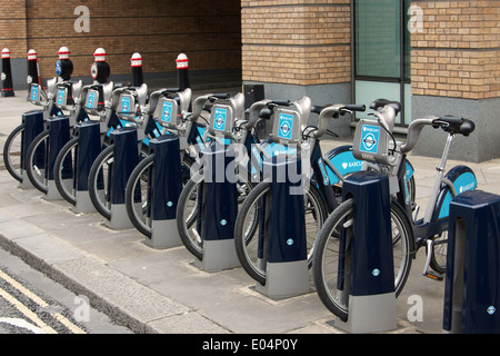 Rangée de vélos pour voitures - aussi connu sous le nom de "Boris Bikes' après Boris Johnson, le maire de Londres qui les a introduits. Banque D'Images