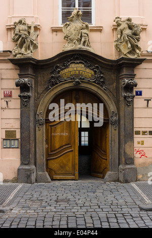 PRAGUE, RÉPUBLIQUE TCHÈQUE - février 03, 2014 : Vintage porte d'entrée dans la vieille ville de Prague. Banque D'Images