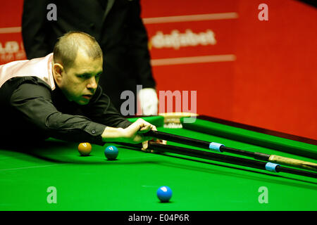 Sheffield, Yorkshire, UK, 06th mai, 2014. Barry Hawkins en action contre Ronnie O'Sullivan en 2014 Dafabet World Snooker Championship semi finale, 1e sessions (meilleur de 33 frames a joué plus de 4 séances), Crucible Theatre, Sheffield, Yorkshire, Angleterre. Credit : Jimmy Whhittee/Alamy Live News Banque D'Images