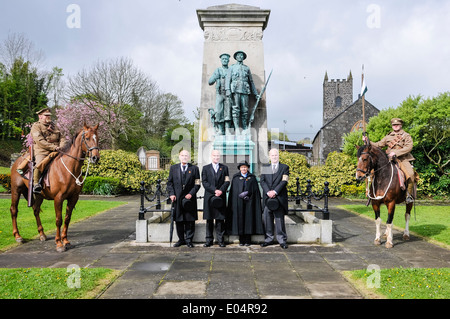 Les principaux membres des petits Nigel Gardiner, Billy Hutchinson et Ken Wilkinson avec le Révérend Capitaine Edith Quirey Larne au monument commémoratif de guerre Banque D'Images