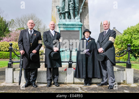 Les principaux membres des petits Nigel Gardiner, Billy Hutchinson et Ken Wilkinson avec le Révérend Capitaine Edith Quirey Larne au monument commémoratif de guerre Banque D'Images