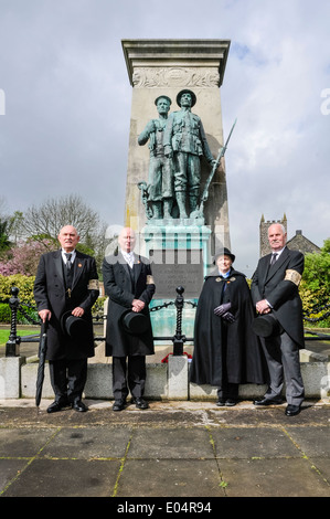 Les principaux membres des petits Nigel Gardiner, Billy Hutchinson et Ken Wilkinson avec le Révérend Capitaine Edith Quirey Larne au monument commémoratif de guerre Banque D'Images