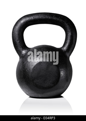 Rude et difficile en fonte lourd kettlebell isolé sur blanc avec reflet naturel. Banque D'Images