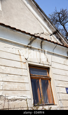 De graves dommages à la construction de la fourche dans la vieille maison, la société Schwerwiegende Schaeden am Giebel eines alten Hauses Banque D'Images