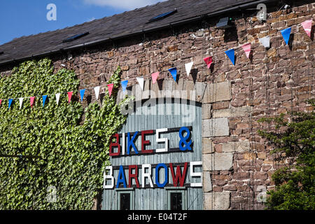 Scorton, Lancashire 2 Mai, 2014. Jardin porte centrale Bank Holiday Bikes & Barrows Festival. 24 mai week-end férié de vélos décorés et Barrows, dans le pittoresque village de Scorton, près de Lancaster. Des milliers de personnes sont attendues à visiter à Scorton inscrivez-vous à des événements et de voir beaucoup de vélos décorés et des brouettes dans tout le village. L'année dernière, ils étaient près d'une centaine sur l'affichage avec la levée des fonds essentiels pour les projets qui nous permettront de maintenir le tissu de la vie de village et de préserver son identité et son charme. Credit : Mar Photographics/Alamy Live News Banque D'Images