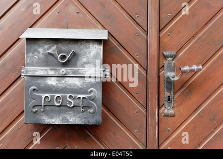 Fer rustique en bois d'une porte, du travail statut effectue Rustikaler Eisenbriefkasten Eingangstuer in Holz Banque D'Images