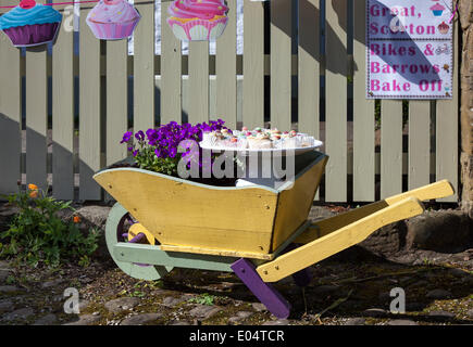 Récipient jardinage à Scorton, Lancashire 2 Mai, 2014. Brouette et la cuisson à la Bank Holiday Bikes & Barrows Festival. 24 mai week-end férié de vélos décorés et Barrows, dans le pittoresque village de Scorton, près de Lancaster. Des milliers de personnes sont attendues à visiter à Scorton inscrivez-vous à des événements et de voir beaucoup de vélos décorés et des brouettes dans tout le village. L'année dernière, ils étaient près d'une centaine sur l'affichage avec la levée des fonds essentiels pour les projets qui nous permettront de maintenir le tissu de la vie de village et de préserver son identité et son charme. Banque D'Images