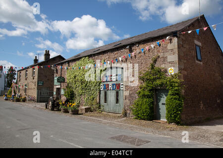 Scorton, Lancashire 2 Mai, 2014. Village décoré à la Banque propriétés Holiday Bikes & Barrows Festival. 24 mai week-end férié de vélos décorés et Barrows, dans le pittoresque village de Scorton, près de Lancaster. Des milliers de personnes sont attendues à visiter à Scorton inscrivez-vous à des événements et de voir beaucoup de vélos décorés et des brouettes dans tout le village. L'année dernière, ils étaient près d'une centaine sur l'affichage avec la levée des fonds essentiels pour les projets qui nous permettront de maintenir le tissu de la vie de village et de préserver son identité et son charme. Credit : Mar Photographics/Alamy Live News Banque D'Images