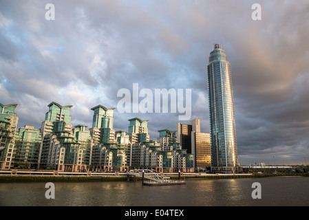 St George's Wharf et St George, la tour résidentielle de luxe, Vauxhall, Londres, UK Banque D'Images