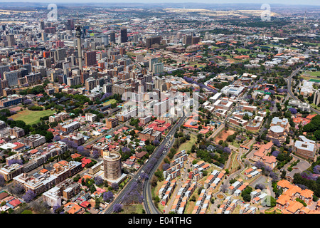 Vue aérienne de la M1 De Villiers Graaff d'autoroute est une autoroute importante à Johannesburg, Afrique du Sud Banque D'Images