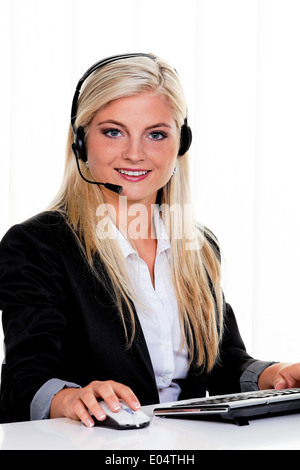 Jeune femme avec casque et ordinateur avec hotline., Junge Frau mit und casque ordinateur bei Hotline. Banque D'Images