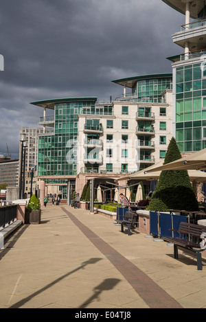 St George's Wharf, promenade, Vauxhall, Londres, UK Banque D'Images