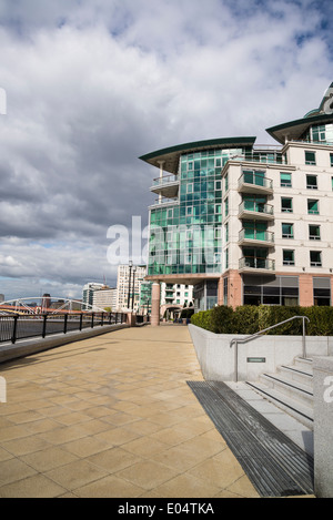 St George's Wharf, promenade, Vauxhall, Londres, UK Banque D'Images