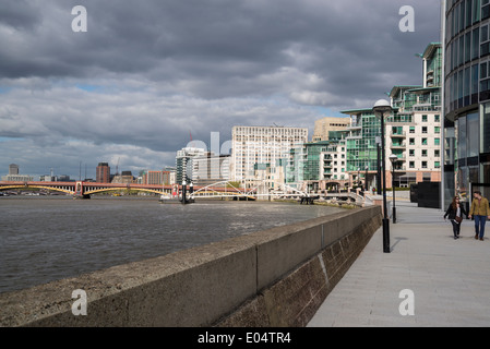 St George's Wharf, promenade, Vauxhall, Londres, UK Banque D'Images