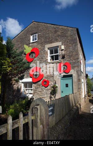 Scorton, Lancashire 2 Mai 2014. Parties fixes de vélo, avec des coquelicots rouges du souvenir, sur la maison au festival Bank Holiday Bikes & Barrows. Mai Day Bank week-end de vacances de vélos et de barrows décorés dans le village pittoresque de Scorton, près de Lancaster. Des milliers de personnes devraient visiter Scorton pour participer à des événements et voir de nombreux vélos et brouettes décorés dans tout le village. L'année dernière, il y avait près d'une centaine de pièces exposées avec des fonds essentiels pour des projets qui maintiendront le tissu de la vie du village et préservent son identité et son charme. Banque D'Images