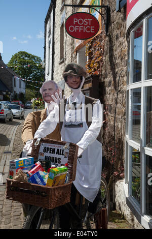 Scorton, Lancashire 2 Mai, 2014. 'Ouvrir tous les heures de bureau de poste et l'affichage à la Bank Holiday Bikes & Barrows Festival. 24 mai week-end férié de vélos décorés et Barrows, dans le pittoresque village de Scorton, près de Lancaster. Des milliers de personnes sont attendues à visiter à Scorton inscrivez-vous à des événements et de voir beaucoup de vélos décorés et des brouettes dans tout le village. L'année dernière, ils étaient près d'une centaine sur l'affichage avec la levée des fonds essentiels pour les projets qui nous permettront de maintenir le tissu de la vie de village et de préserver son identité et son charme. Banque D'Images