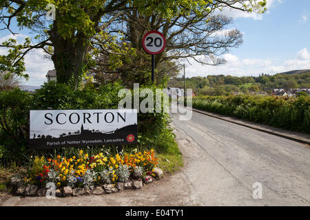 Scorton, Lancashire 2 Mai, 2014. Paroisse de Nether Wyresdale limite pour la Bank Holiday Bikes & Barrows Festival. 24 mai week-end férié de vélos décorés et Barrows, dans le pittoresque village de Scorton, près de Lancaster. Des milliers de personnes sont attendues à visiter à Scorton inscrivez-vous à des événements et de voir beaucoup de vélos décorés et des brouettes dans tout le village. L'année dernière, ils étaient près d'une centaine sur l'affichage avec la levée des fonds essentiels pour les projets qui nous permettront de maintenir le tissu de la vie de village et de préserver son identité et son charme. Credit : Mar Photographics/Alamy Live News Banque D'Images