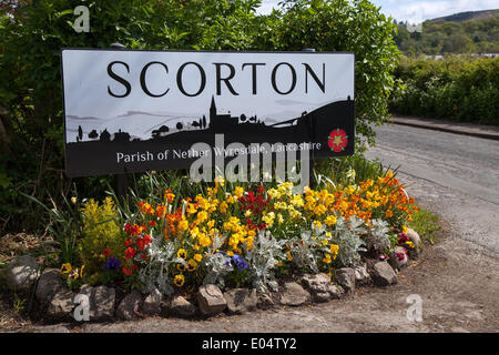 Scorton, Lancashire 2 Mai, 2014. Paroisse de Nether Wyresdale limite pour la Bank Holiday Bikes & Barrows Festival. Week-end du premier mai de vélos décorés et Barrows, dans le pittoresque village de Scorton, près de Lancaster. Des milliers de personnes sont attendues à visiter à Scorton inscrivez-vous à des événements et de voir beaucoup de vélos décorés et des brouettes dans tout le village. L'année dernière, ils étaient près d'une centaine sur l'affichage avec la levée des fonds essentiels pour les projets qui nous permettront de maintenir le tissu de la vie de village et de préserver son identité et son charme. Banque D'Images