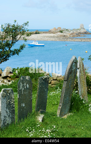 Vue sur la baie de Periglis le cimetière de Sainte Agnès en l'église de St Agnes, Penzance, Cornwall, Scillies en avril - cimetière pierres tombales Banque D'Images