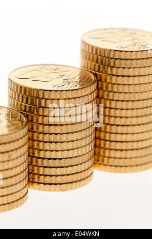 Certaines piles de pièces d'euro d'argent sur fond blanc, Einige Stapel von Euro Geld auf weissem Hintergrund muenzen Banque D'Images