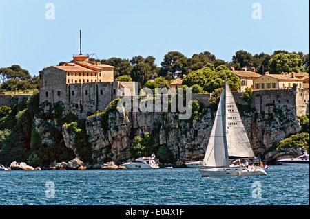 Europe, France, Alpes-Maritimes, Cannes. Voilier avant du fort Sainte Marguerite îles de Lérins. Banque D'Images