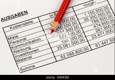 Chiffres d'une statistique avec Rotstiftin allemand., Zahlen und Statistik mit Rotstiftin deutscher Sprache. Banque D'Images