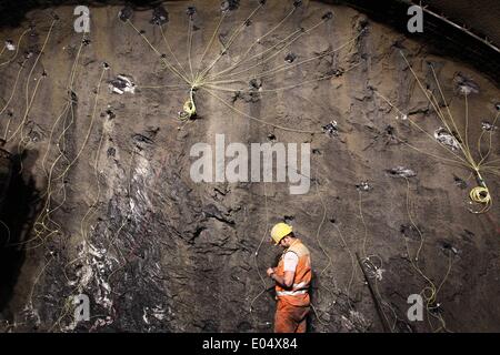 Ski, l'Autriche. 09Th Mai, 2014. Un travailleur attache des explosifs pour un mur au tunnel d'accès au Tunnel de Base du Brenner près de Steinach, Autriche, 02 mai 2014. Les politiciens et les médias, s'est rendu la vue de recueillir de l'information sur la construction du plus grand projet de trafic transfrontalier entre l'Autriche et l'Italie. Le projet permettra également de l'effet de fer et le trafic de marchandises en Allemagne. Photo : Karl Josef OPIM/dpa/Alamy Live News Banque D'Images