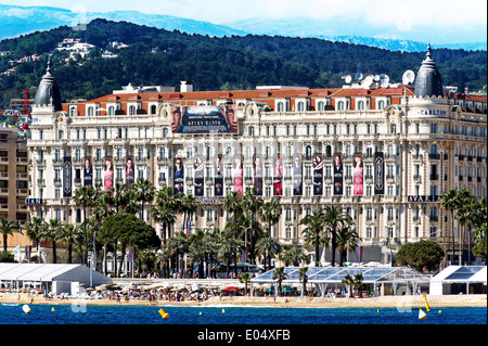 Europe, France, Alpes-Maritimes, Cannes, Festival de Cannes. Location de passant devant le Carlton Palace. Banque D'Images
