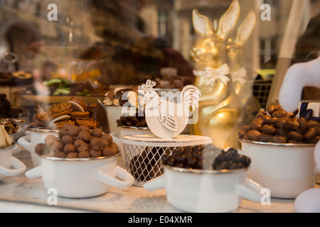 Des chocolats dans un chocolatier belge fenêtre dans Bruges, Brugge, Belgique Banque D'Images