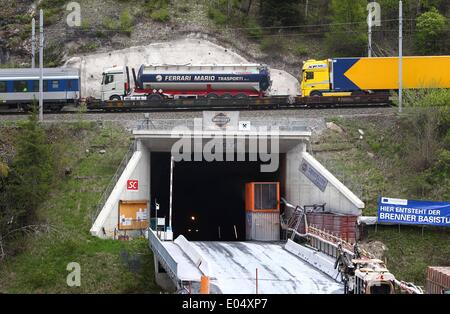 Ski, l'Autriche. 09Th Mai, 2014. Un train roule au-dessus du tunnel d'accès sur le chemin de la base du Brenner Tunnel situé près de Steinach, Autriche, 02 mai 2014. Les hommes politiques et les journalistes ont visité le tunnel d'accès afin de recueillir des informations sur la construction du plus grand projet de trafic transfrontalier entre l'Autriche et l'Italie. Le projet permettra d'effet gravement la rampe et le trafic de marchandises en Allemagne. Photo : Karl Josef OPIM/dpa/Alamy Live News Banque D'Images