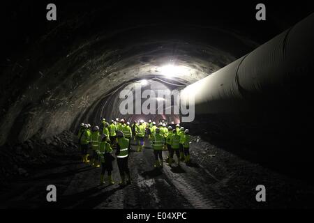 Ski, l'Autriche. 09Th Mai, 2014. Les hommes politiques et les journalistes sont au tunnel d'accès du Tunnel de Base du Brenner près de Steinach, Autriche, 02 mai 2014. Ils ont visité la vue de recueillir de l'information sur la construction du plus grand projet de trafic transfrontalier entre l'Autriche et l'Italie. Le projet permettra également de l'effet de fer et le trafic de marchandises en Allemagne. Photo : Karl Josef OPIM/dpa/Alamy Live News Banque D'Images