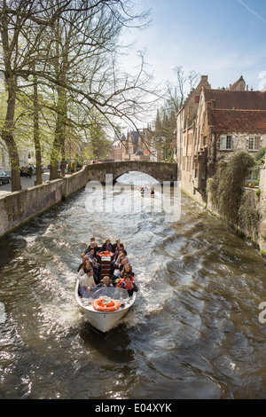 Bateaux de touristes sur le canal Groenerei à, par le Peerdenbrug ponts Meebrug et Bruges Banque D'Images