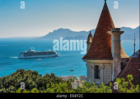 Europe, France, Alpes-Maritimes, Cannes. Bateau de croisière dans la baie de Cannes. Banque D'Images