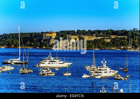 Europe, France, Alpes-Maritimes, Cannes. Bateaux disponibles avant de les îles de Lérins Banque D'Images