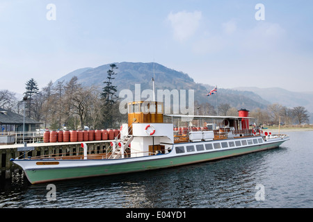 Vieux bateau à vapeur 'Raven' à Pier Head pour Ullswater Steamers dans la région de Lake District National Park Ullswater Cumbria England UK Grande-Bretagne Banque D'Images