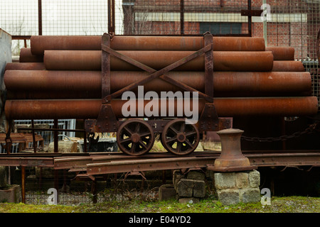 Rusty old wagon avec des tubes en acier à la Zeche Zollverein classé au Patrimoine Mondial de l'UNESCO et de la mine de charbon de cokerie, Essen, Allemagne Banque D'Images