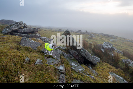 Il porte une haute visibilité réfléchissant day-glo manteau dans les temps de brouillard contions Banque D'Images