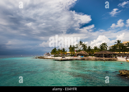 Un restaurant en plein air sur une jolie plage. Cozumel, Mexique. Banque D'Images