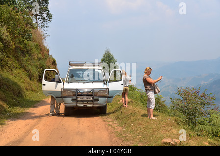 Une famille s'arrête à la route pour prendre des photos d'buyonyi Crater Lake en Ouganda, Afrique Banque D'Images