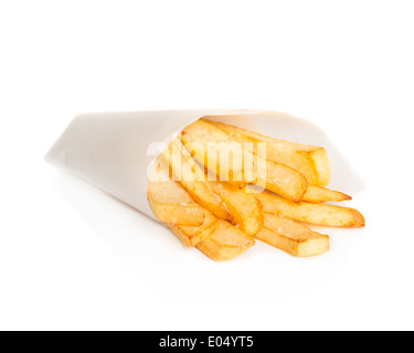 De cône cône en papier en frites chunky sur fond blanc Banque D'Images