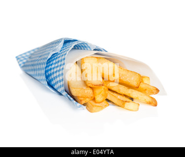 Frites Chunky enveloppé dans le bleu et blanc serviette sur un fond blanc Banque D'Images