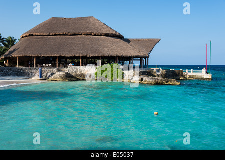 A bord de l'eau restaurant en plein air entouré par le bleu de l'eau à une station balnéaire. Cozumel, Mexique. Banque D'Images