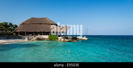 A bord de l'eau restaurant en plein air entouré par le bleu de l'eau à une station balnéaire. Cozumel, Mexique. Banque D'Images