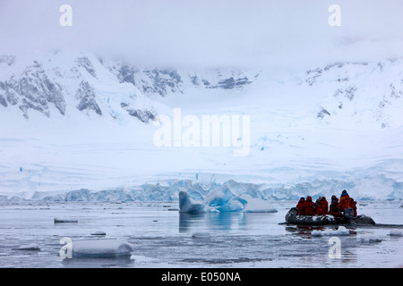 Les passagers à bord d'un zodiac sur Croisière excursion dans la baie de l'antarctique fournier Banque D'Images