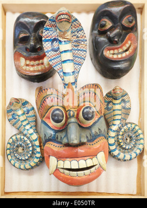 Démon Sri-lankais de masques de la maladie en cours de préparation pour l'affichage à l'Pitt Rivers Museum Banque D'Images