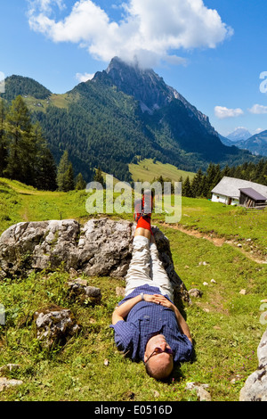 Un voyageur se rétablit avec une errance dans les montagnes d'Autriche. L'activité dans les temps libres, Ein Wanderer erholt sich bei ei Banque D'Images