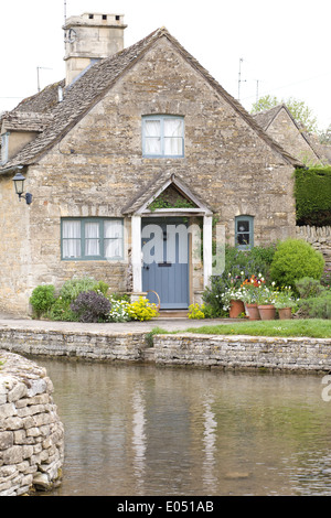 Gites près de la rivière Eye dans les Cotswolds village de Lower Slaughter Gloucestershire Angleterre Banque D'Images