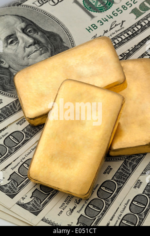 Investissement dans l'or comme une barre d'or et pièces d'or, en or als Geldanlage echtem Goldbarren und Goldmuenzen Banque D'Images