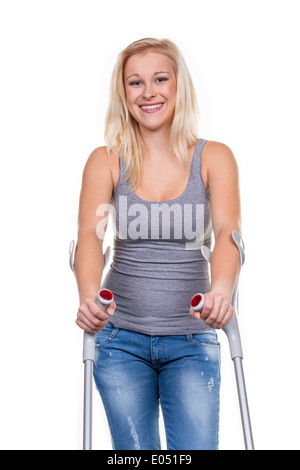 Une jeune femme avec des béquilles. Photo symbolique pour les accidents, les accidents et l'assurance budgétaire., eine junge Frau mit Kruecken. Sym Banque D'Images